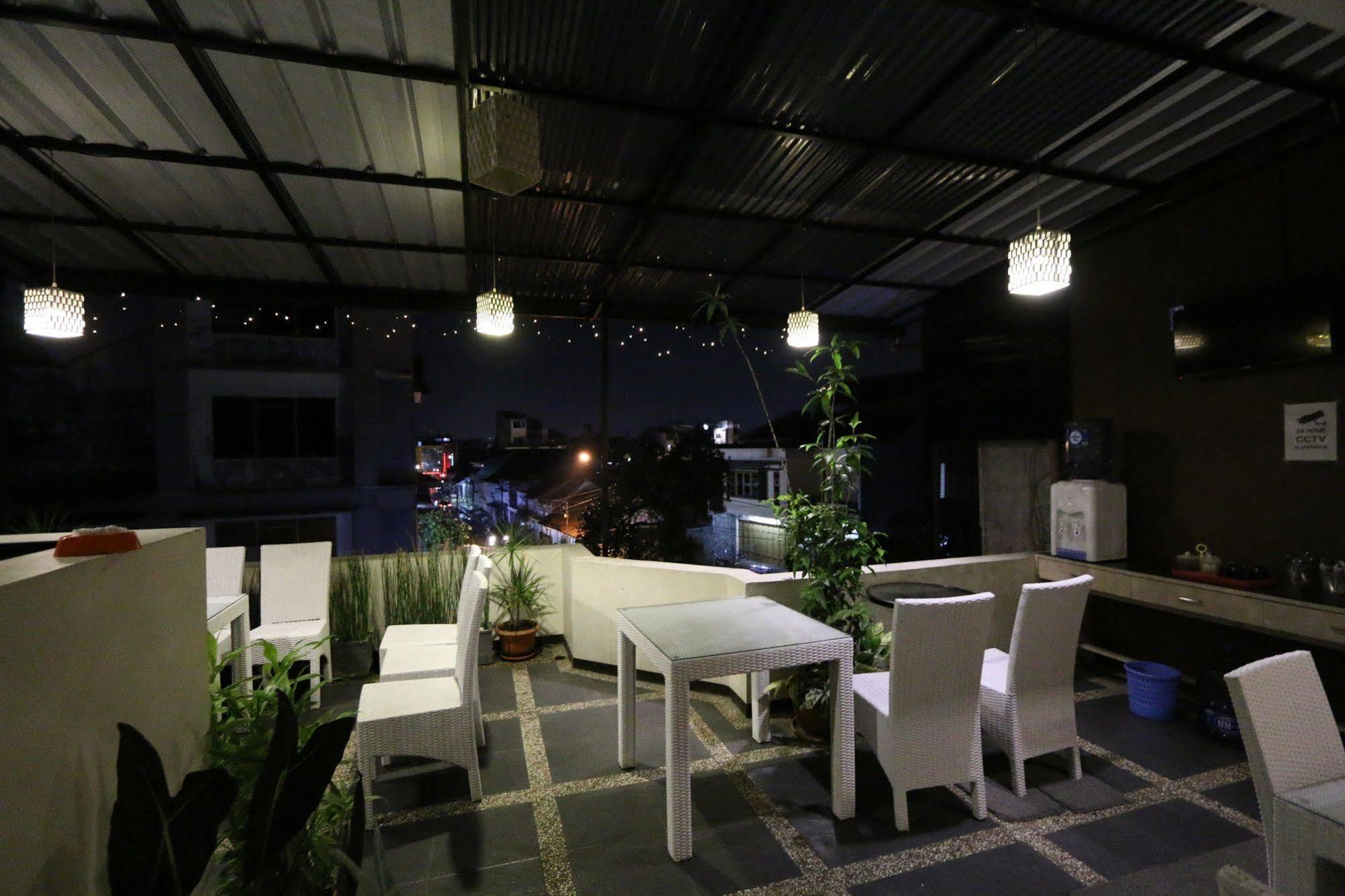 Hotel Bantal Guling Pasar Baru à Bandung Extérieur photo